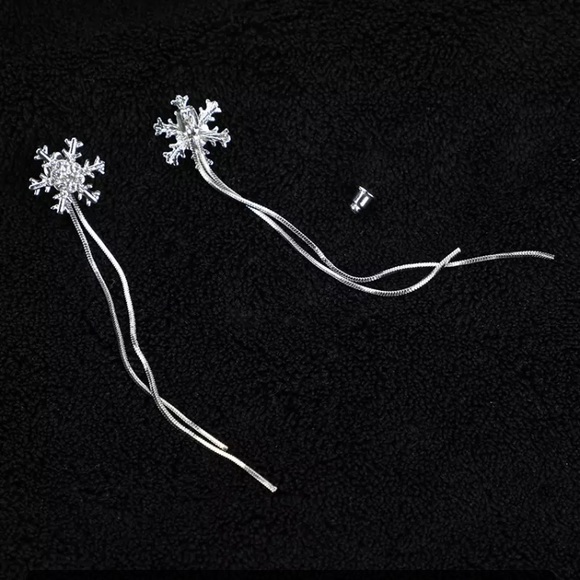 “Winter Wonderland” Snowflake Diamond Drop Earring - Picture 6 of 9